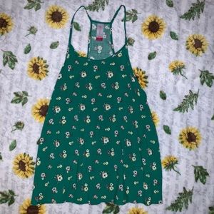NEVER WORN GREEN FLOWY TANK TOP WITH DAISYS
